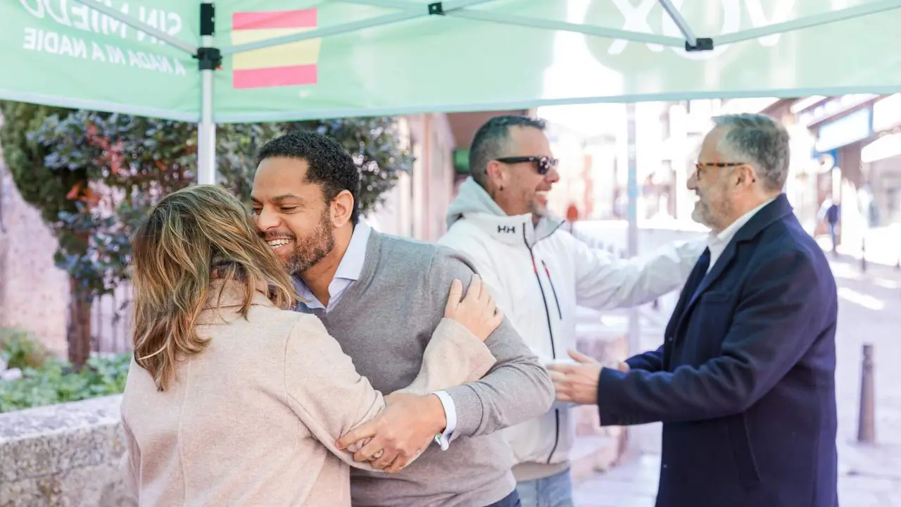 El secretario general de Vox, Ignacio Garriga, y el candidato a la Junta por la formaci&oacute;n, Carlos Poll&aacute;n, atienden a los medios en Segovia. Foto: Nacho Valverde.