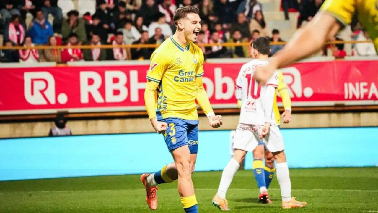 La Cultural cae con claridad ante Las Palmas (0-3) en el estreno de Rub&eacute;n de la Barrera, tras una primera parte prometedora y una segunda mitad que expuso la crudeza de la categor&iacute;a y dej&oacute; al equipo leon&eacute;s al borde del abismo.
