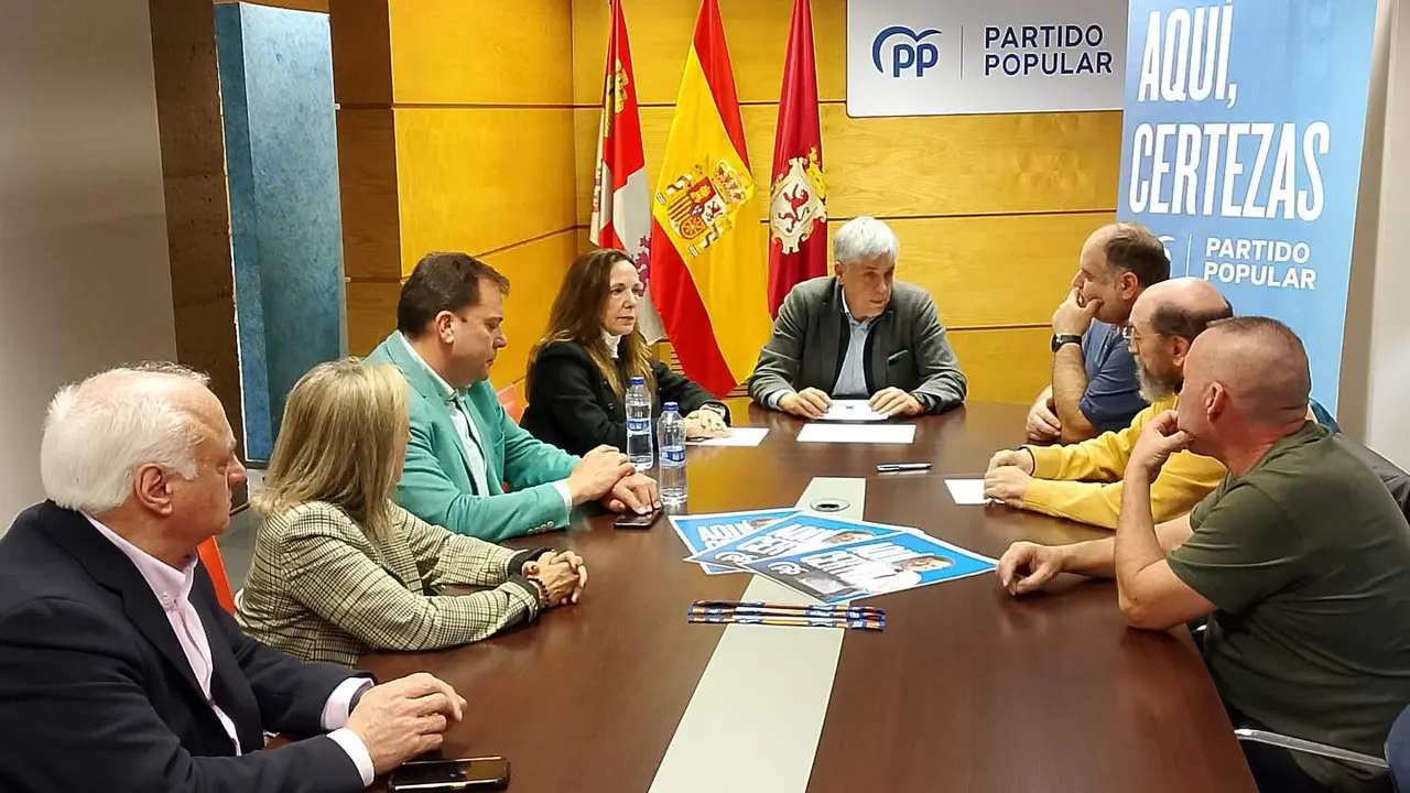 Reuni&oacute;n de la candidatura del PP con la plataforma M&aacute;s Vuelos este lunes. Foto: PP.