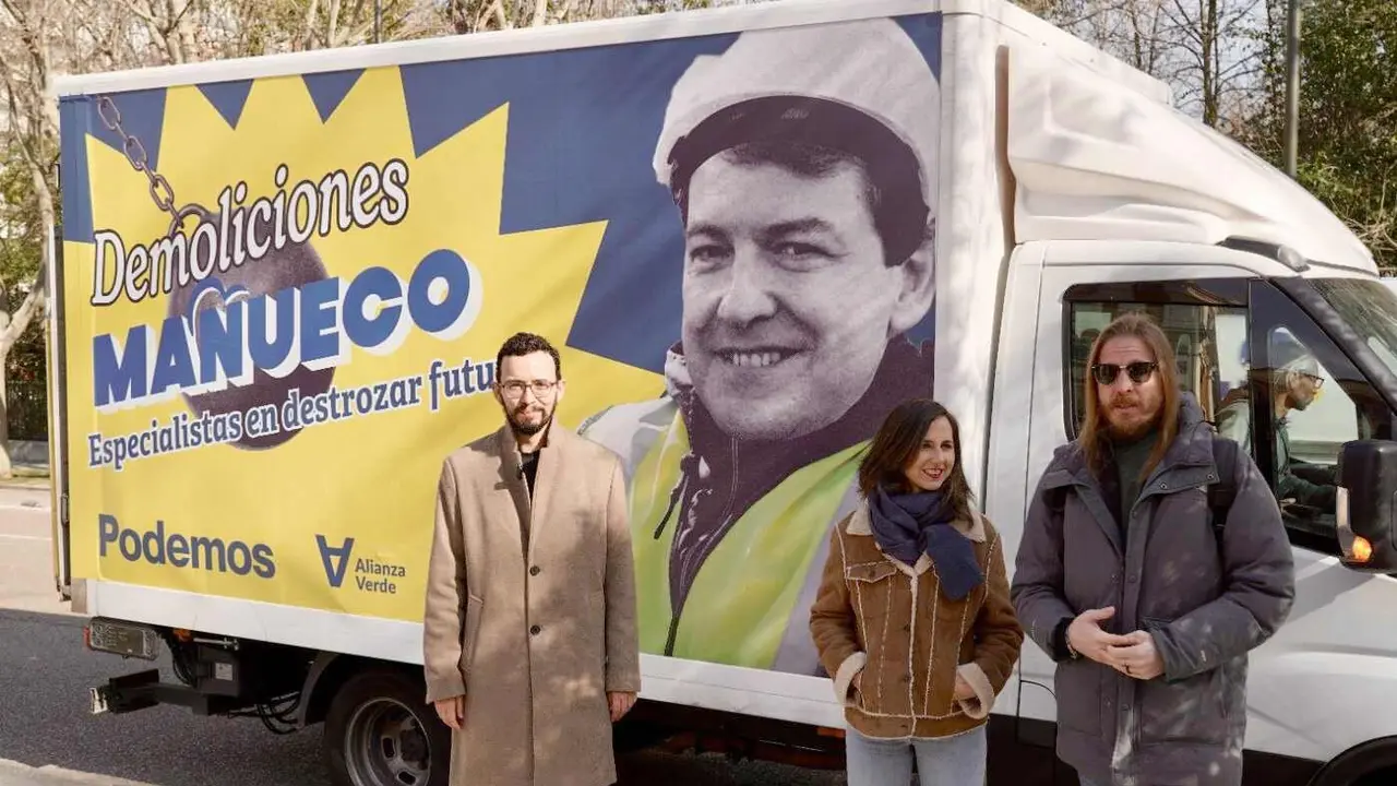 La secretaria general y diputada de Podemos, Ione Belarra; el secretario de Organizaci&oacute;n y portavoz de Podemos, Pablo Fern&aacute;ndez, y el candidato de Podemos-Alianza Verde a la Presidencia de la Junta de Castilla y Le&oacute;n, Miguel &Aacute;ngel Llamas, ofrecen declaraciones a los medios, en la Consejer&iacute;a de Sanidad de la Junta de Castilla y Le&oacute;n. Fotos: Eduardo Margareto