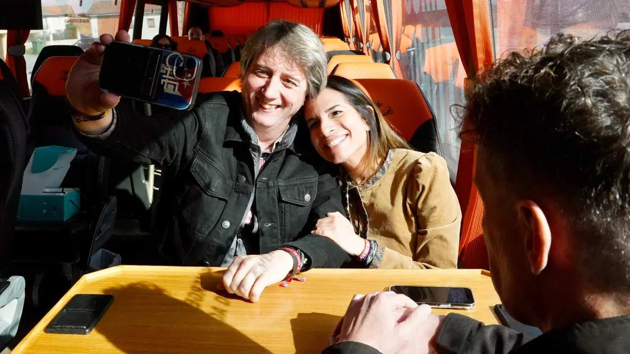 El secretario general del PSOECyL y candidato a la Presidencia de la Junta, Carlos Mart&iacute;nez, junto a junto a los cabeza de lista por Le&oacute;n Nuria Rubio y Mario Rivas en el autob&uacute;s de la caravana electoral. Foto: Miriam Chac&oacute;n