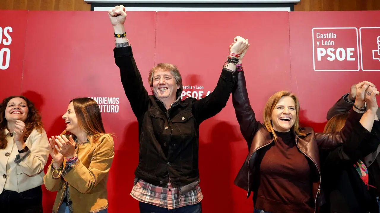 El secretario general del PSOECyL y candidato a la Presidencia de la Junta, Carlos Mart&iacute;nez, en el acto p&uacute;blico celebrado en Bembibre junto a la cabeza de lista a las Cortes Nuria Rubio y la secretaria de Igualdad Pilar Bernab&eacute;. Foto: Miriam Chac&oacute;n
