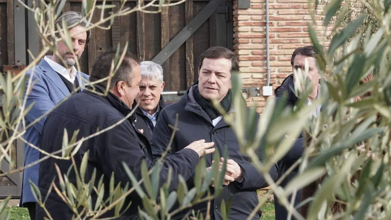 El candidato del Partido Popular de Castilla y Le&oacute;n a la reelecci&oacute;n como presidente de la Junta, Alfonso Fern&aacute;ndez Ma&ntilde;ueco visita L'almazara de Diego, en la localidad de Congosto (Le&oacute;n)