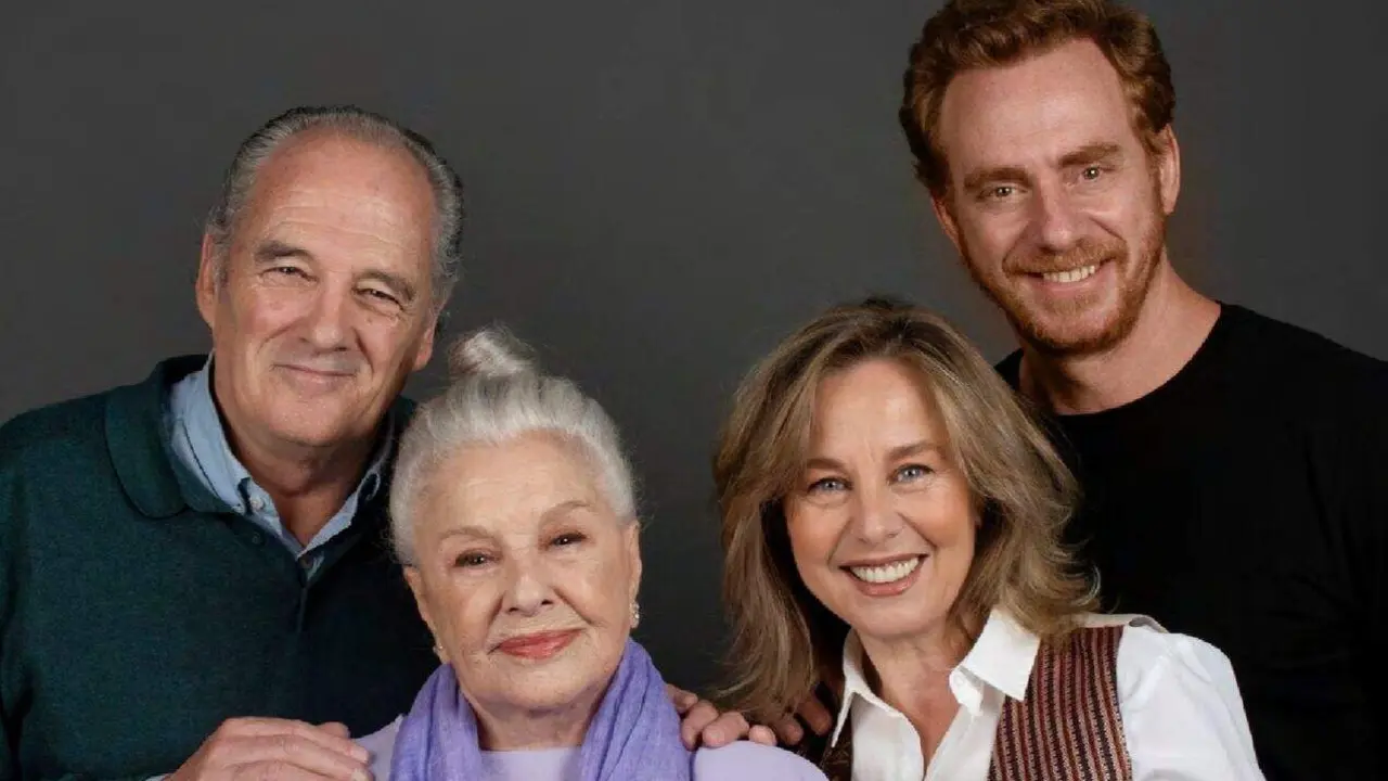 Los actores de la obra y el director