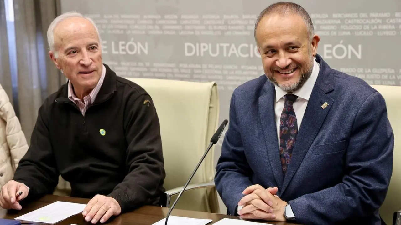 El presidente de la Diputaci&oacute;n de Le&oacute;n, Gerardo &Aacute;lvarez Courel, y el diputado de Turismo, Octavio Gonz&aacute;lez, acompa&ntilde;an a los representantes de la Asociaci&oacute;n de Amigos del Camino de Santiago &lsquo;Pulchra Leonina&rsquo; en la presentaci&oacute;n del balance anual de peregrinos