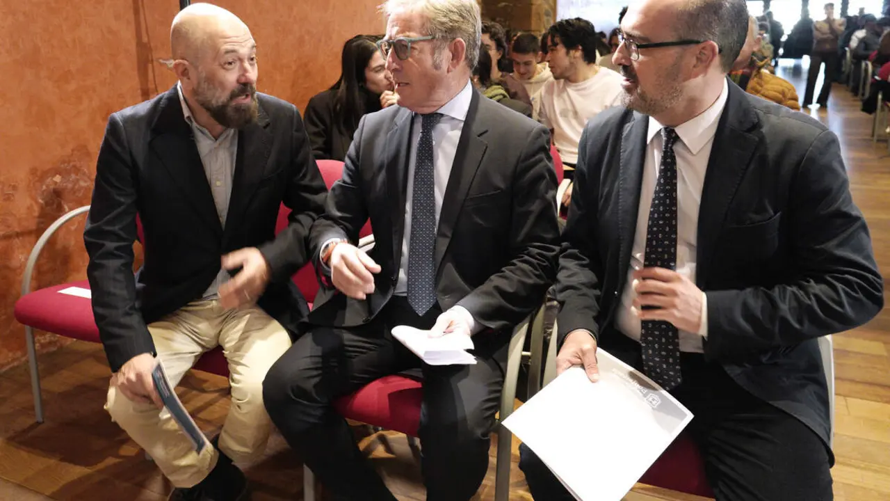 El presidente de la C&aacute;mara Oficial de Comercio, Industria y Servicios de Le&oacute;n, Javier Vega (C), junto al director de Tecnolog&iacute;a de la Fundaci&oacute;n Universidad Empresa, &Aacute;ngel Ruiz (I), y el alcalde de Ponferrada, Marco Morala (D), durante la apertura de las Jornadas Somos Futuro 2.0 organizadas por la C&aacute;mara de Comercio