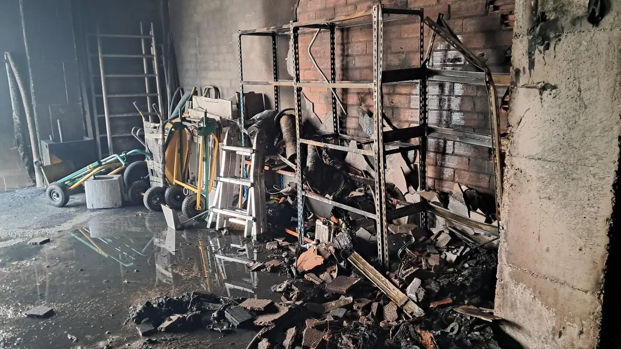 El interior del garaje qued&oacute; totalmente calcinado tras el incendio. Foto: Bomberos de Ponferrada.