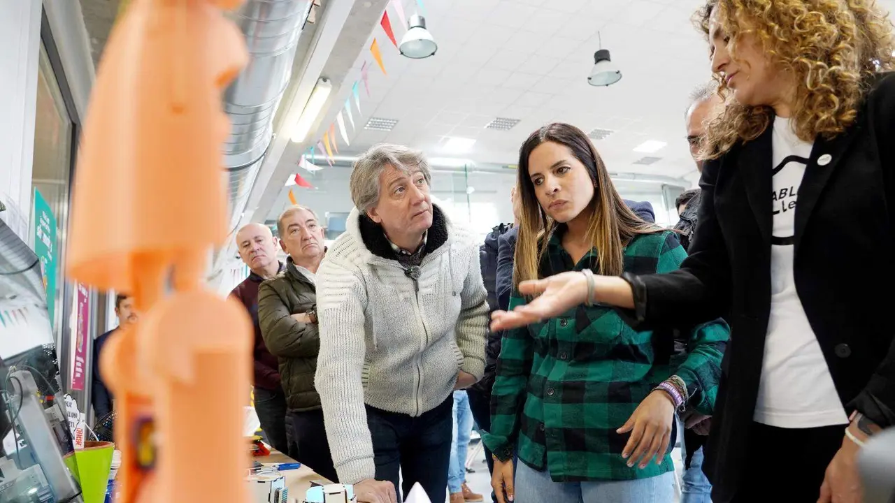 El secretario general del PSOECyL y candidato a la Presidencia de la Junta, Carlos Mart&iacute;nez, visita el Fab Lab Le&oacute;n junto a los cabezas de lista Nuria Rubio y Mario Rivas y el secretario provincial Javier Cend&oacute;n. Foto: MIriam Chac&oacute;n