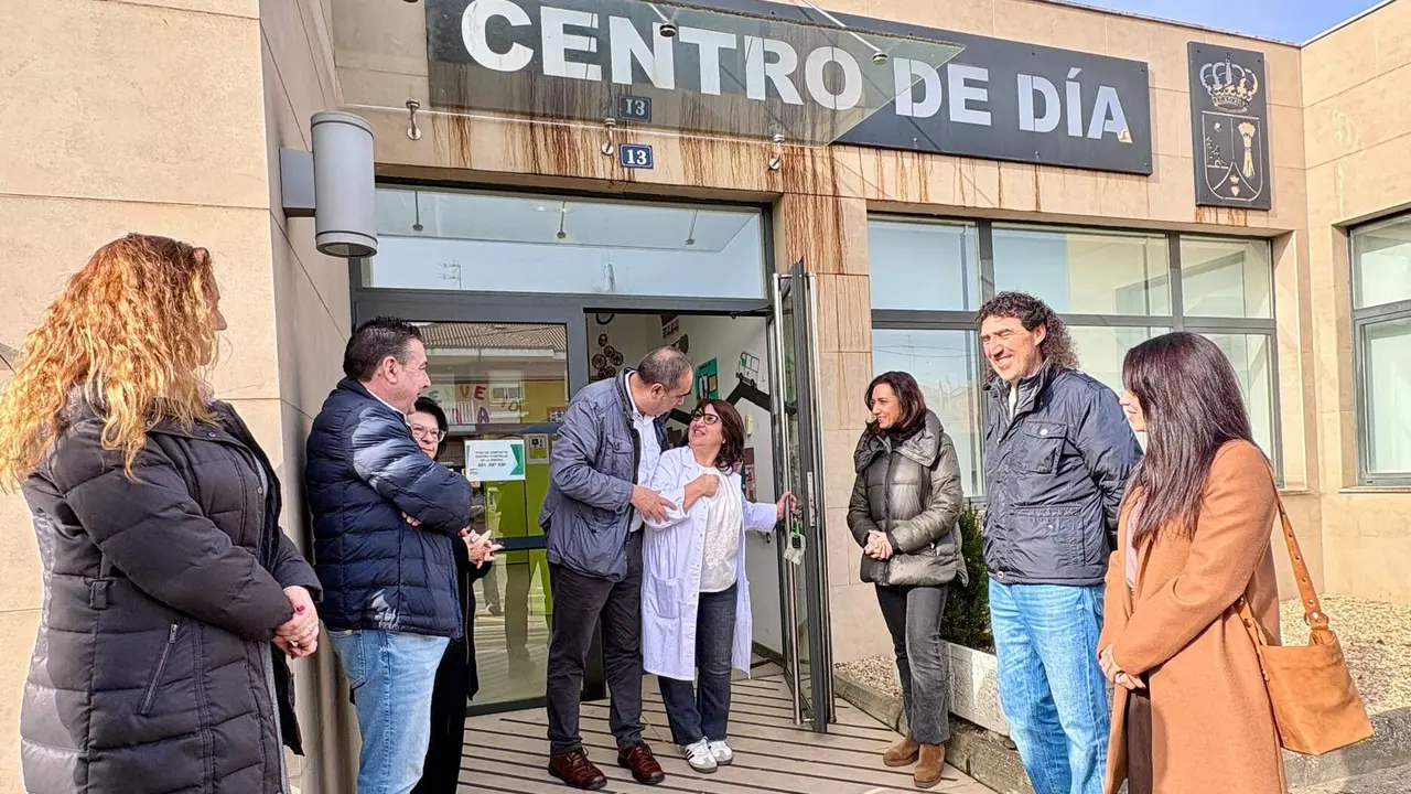 La candidata de Uni&oacute;n del Pueblo Leon&eacute;s (UPL) a las Cortes, Alicia Gallego, visita el Centro de D&iacute;a de Villaturiel