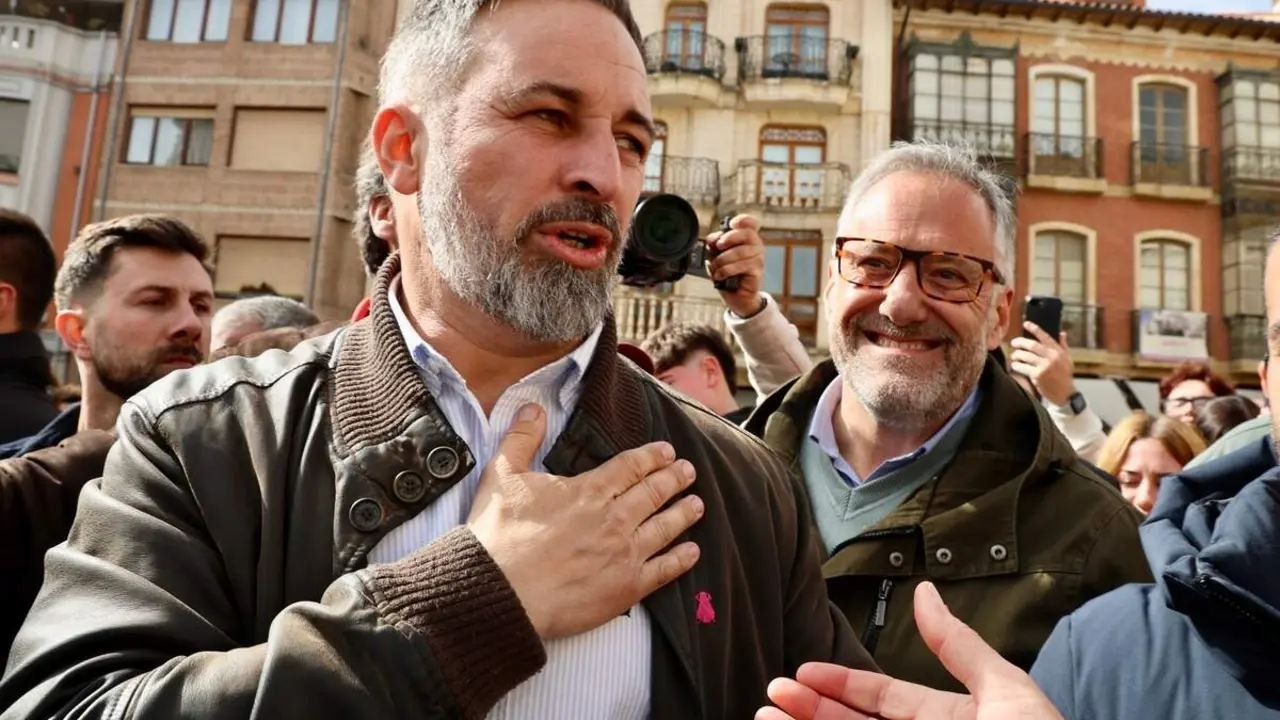 El l&iacute;der de Vox, Santiago Abascal, y el candidato a la Presidencia de la Junta, Carlos Poll&aacute;n, participan en un acto electoral en La Ba&ntilde;eza