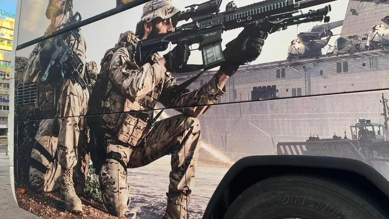 Imagen de un autob&uacute;s de informaci&oacute;n en la Plaza de Santo Domingo de Le&oacute;n. Foto: A:F: Reca