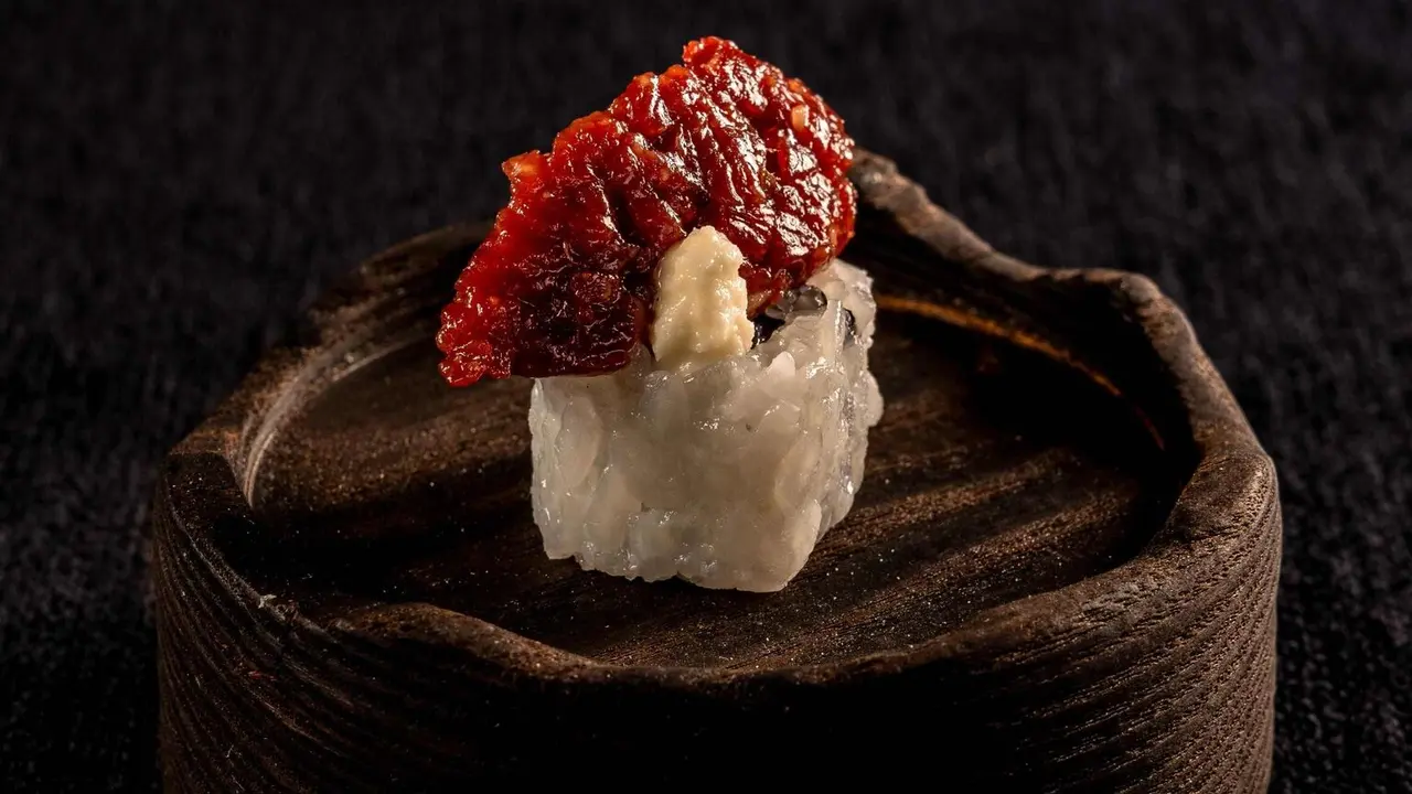 Uramaki de gamba blanca con nuestro steak tartar.