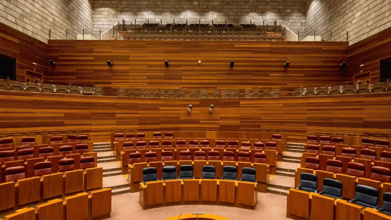 Imagen de archivo de las Cortes de Castilla y Le&oacute;n con los esca&ntilde;os vac&iacute;os.