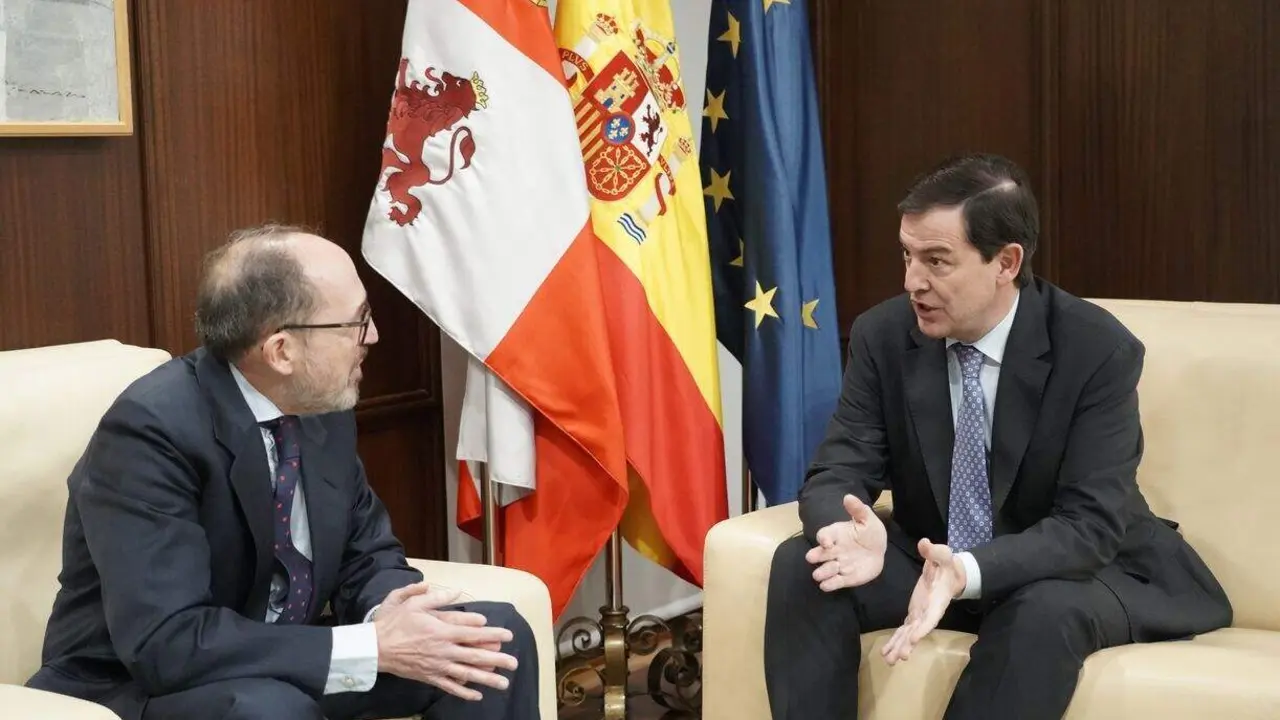 El presidente de la Junta de Castilla y Le&oacute;n, Alfonso Fern&aacute;ndez Ma&ntilde;ueco, mantiene un encuentro con el nuevo consejero delegado de Azucarera, Pablo Puerta. Foto: Rub&eacute;n Cacho.