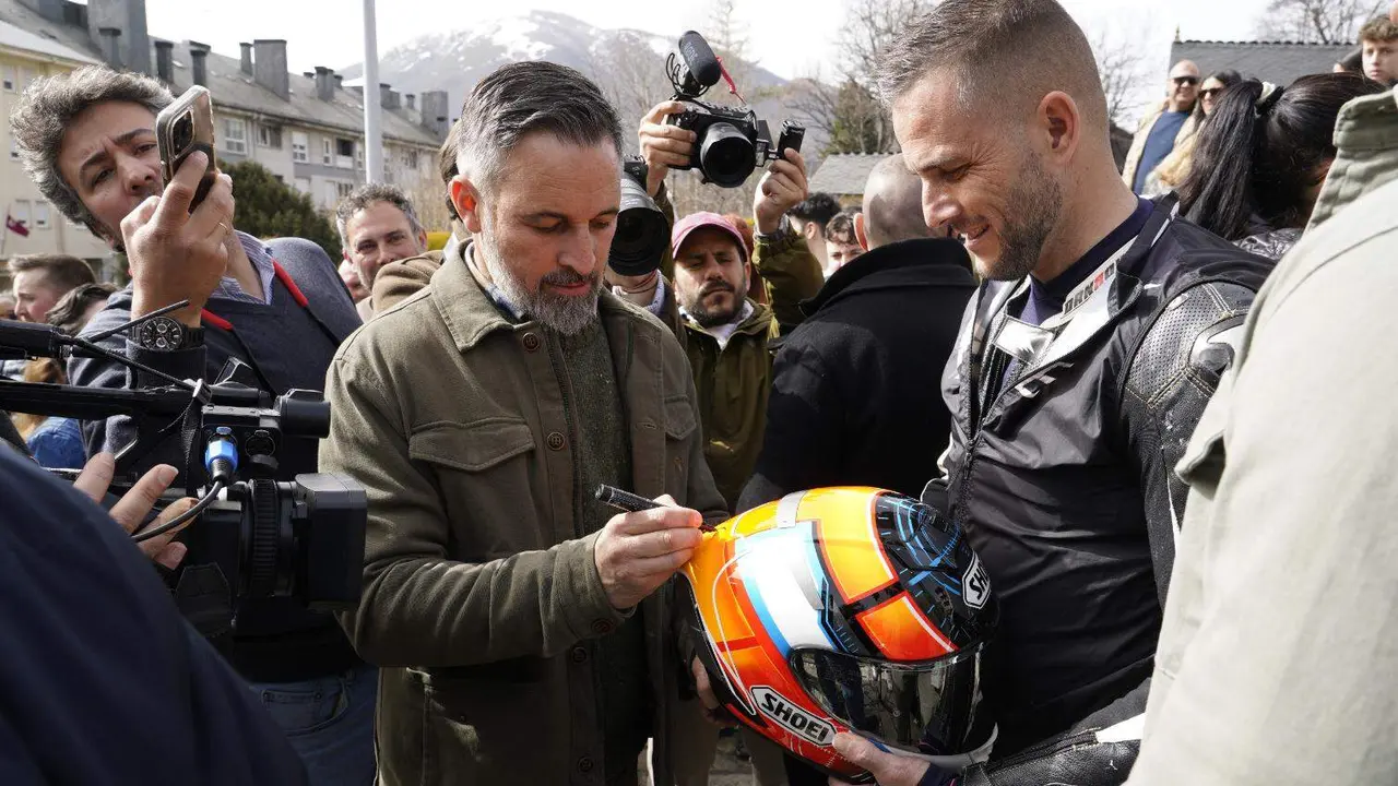 El l&iacute;der de Vox, Santiago Abascal, visita a Villablino este mi&eacute;rcoles dentro de la campa&ntilde;a del 15M. Foto: C&eacute;sar S&aacute;nchez.