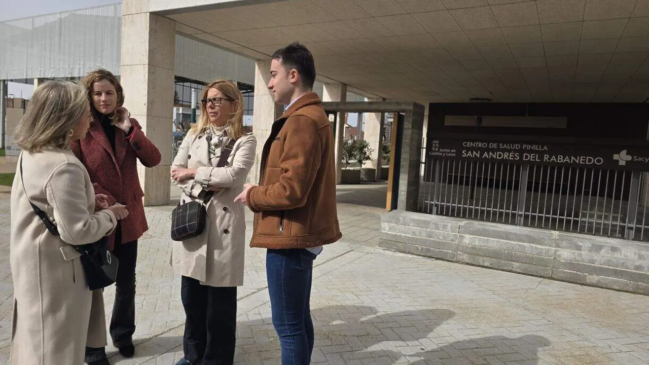 Elena Bollo y el equipo de campa&ntilde;a del PP de Le&oacute;n este mi&eacute;rcoles. Foto: PP.