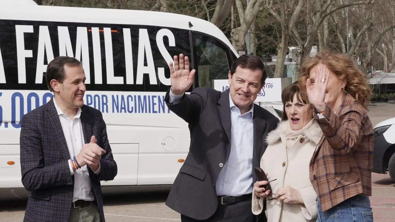 El candidato del PPCyL a la reelecci&oacute;n como presidente de la Junta, Alfonso Fern&aacute;ndez Ma&ntilde;ueco, clausura el acto de presentaci&oacute;n de la caravana electoral en Valladolid. Le acompa&ntilde;a el presidente del PP de Valladolid, Conrado &Iacute;scar, y miembros de la candidatura. Foto: Rub&eacute;n Cacho.