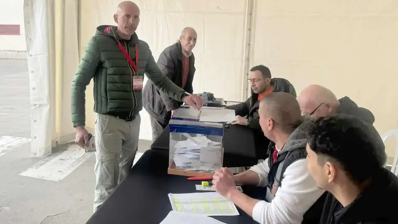Un instante de la jornada de votaciones en Sertradec.