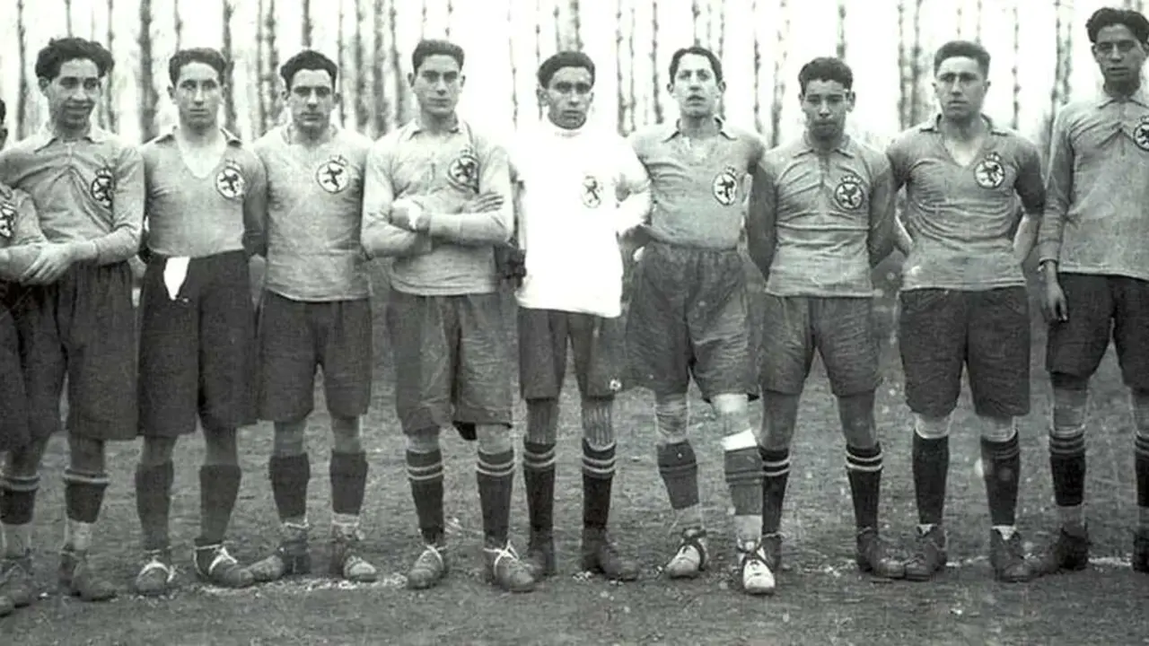 Imagen de una de las primeras camisetas de la Cultural. El club debe elegir ahora una camiseta retro si avanza la propuesta de la Liga.