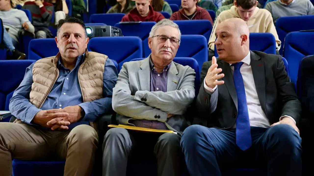 El presidente de la Ucale-Coag Le&oacute;n, Poli Castellanos, el coordinador general de Coag Castilla y Le&oacute;n, Lorenzo Rivera, y el viceconsejero de Agricultura, Ganader&iacute;a y Desarrollo Rural de la Junta, Jorge Llorente, atienden a los medios antes de la jornada &lsquo;El cultivo del ma&iacute;z en la provincia de Le&oacute;n: rentabilidad y futuro&rsquo;