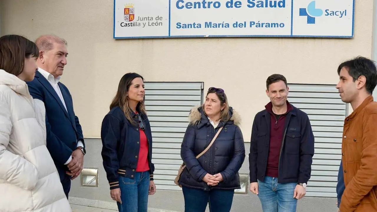 La candidata socialista Nuria Rubio,  ante el centro de salud de Santa Mar&iacute;a del P&aacute;ramo.