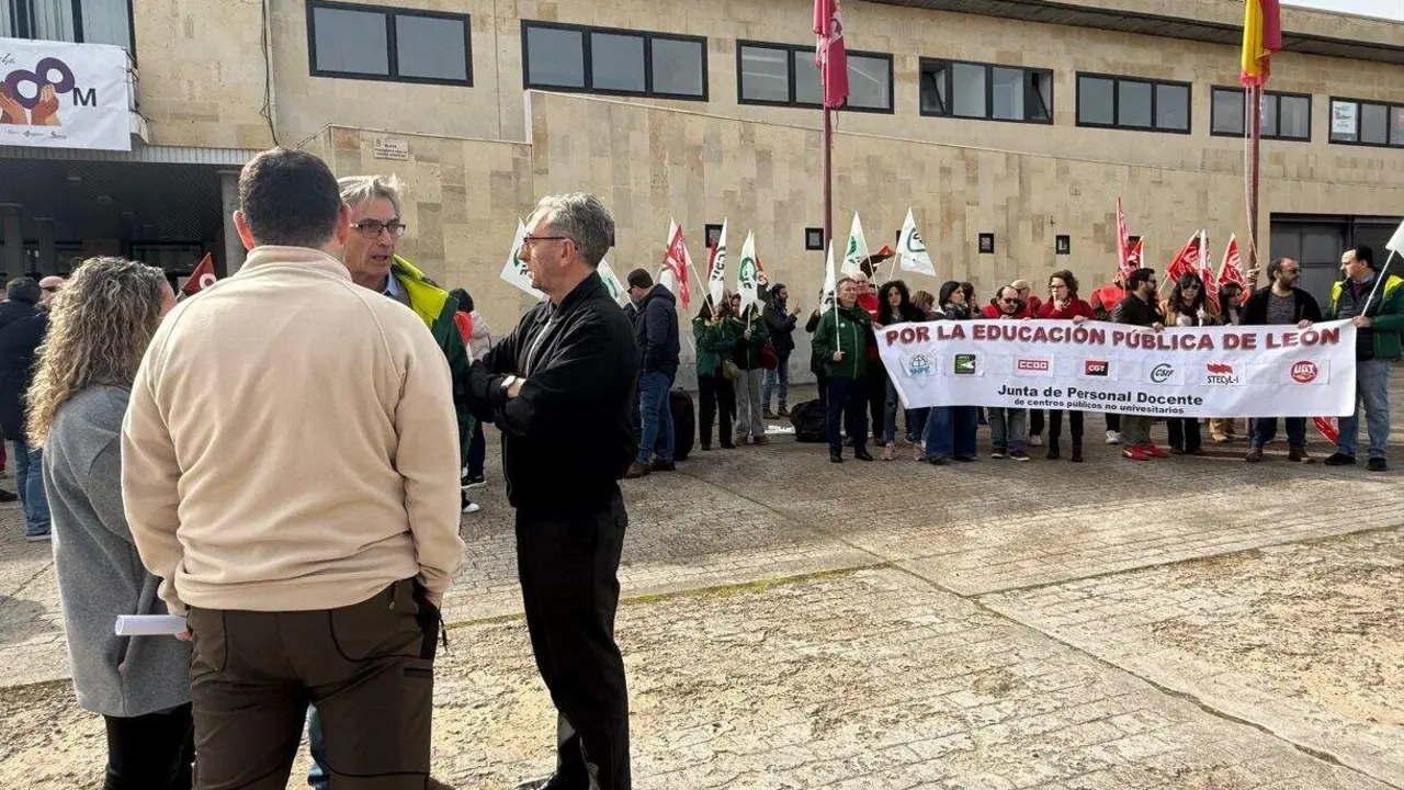 Romero, junto con los manifestantes a la puerta del Ayuntamiento de San Andr&eacute;s.