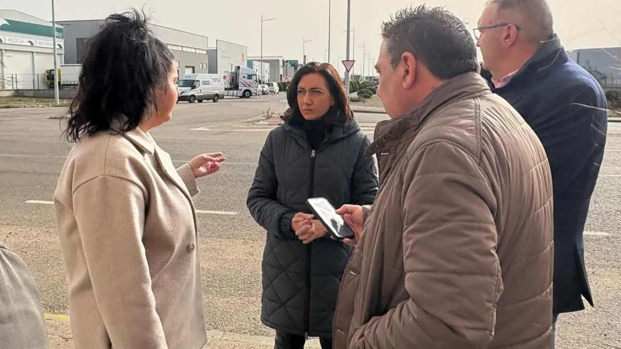 Representantes de UPL, con Alicia Gallego al frente, durante la visita a Santovenia de la Valdoncina.