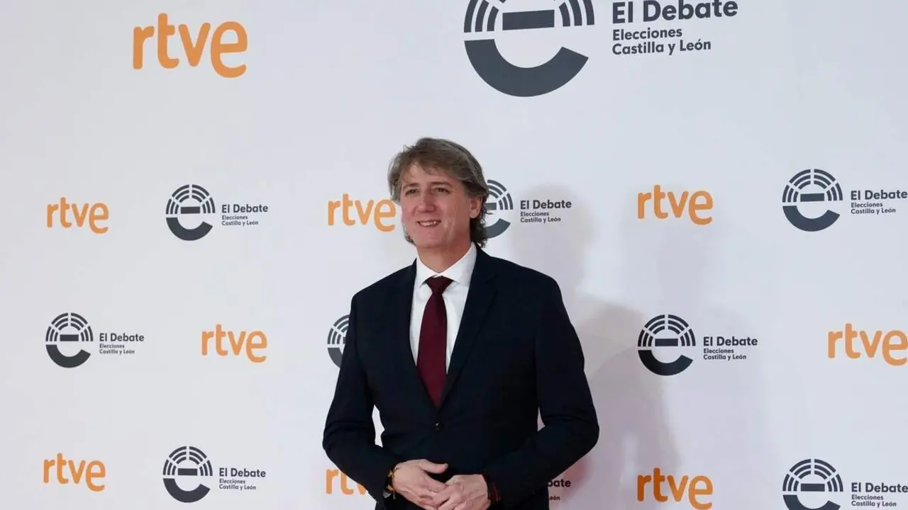 El candidato a la Presidencia de la Junta del PSOE; Carlos Mart&iacute;nez, a su llegada a las Cortes de Castilla y Le&oacute;n para participar en el primer debate de las elecciones auton&oacute;micas.