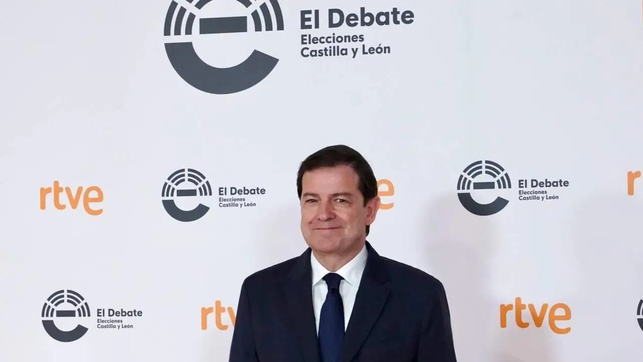 El candidato a la Presidencia de la Junta del Partido Popular, Alfonso Fern&aacute;ndez Ma&ntilde;ueco, a su llegada a las Cortes de Castilla y Le&oacute;n para participar en el primer debate de las elecciones auton&oacute;micas.