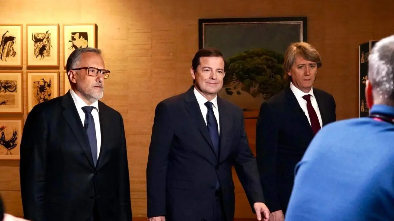 (I a D) Los candidatos a la Presidencia de la Junta Carlos Poll&aacute;n (Vox); Alfonso Fern&aacute;ndez Ma&ntilde;ueco (PP) y Carlos Mart&iacute;nez (PSOE) en el primer debate de las elecciones auton&oacute;micas.