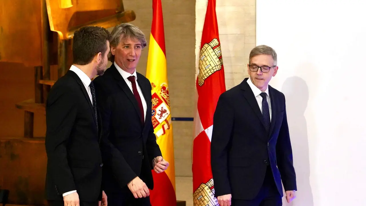 El candidato a la Presidencia de la Junta del PSOE; Carlos Mart&iacute;nez, a su llegada a las Cortes de Castilla y Le&oacute;n para participar en el primer debate de las elecciones auton&oacute;micas.