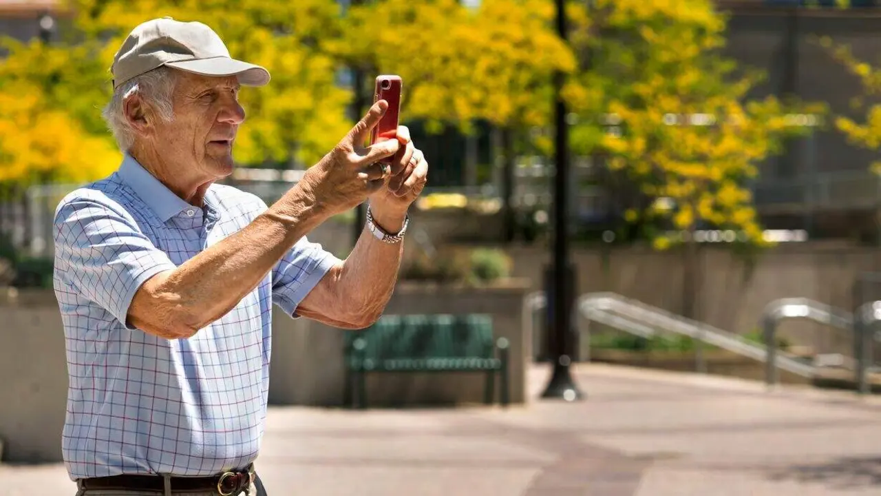 se&ntilde;or mayor con el m&oacute;vil