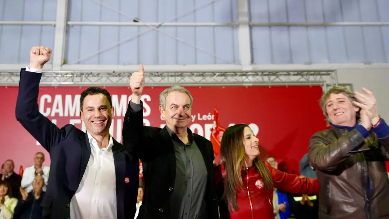 El expresidente del Gobierno Jos&eacute; Luis Rodr&iacute;guez Zapatero junto al candidato a la Presidencia de la Junta de Castilla y Le&oacute;n Carlos Mart&iacute;nez; la secretaria de Organizaci&oacute;n Rebeca Torr&oacute; y la candidata Nuria Rubio en el acto p&uacute;blico celebrado en Le&oacute;n. Fotos: Miriam Chac&oacute;n