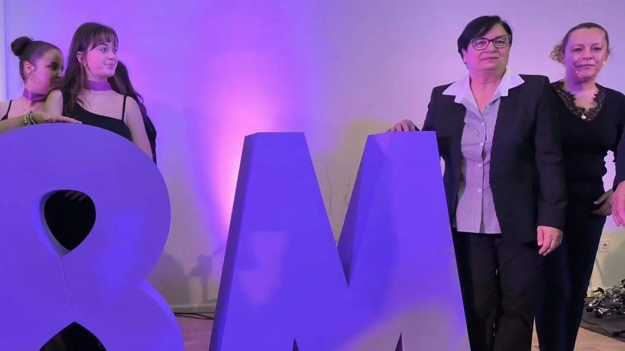 La concejala y secretaria de Mujer, Derechos e Igualdad, Teresa Fern&aacute;ndez Gonz&aacute;lez, asiste al acto institucional por el 8M.