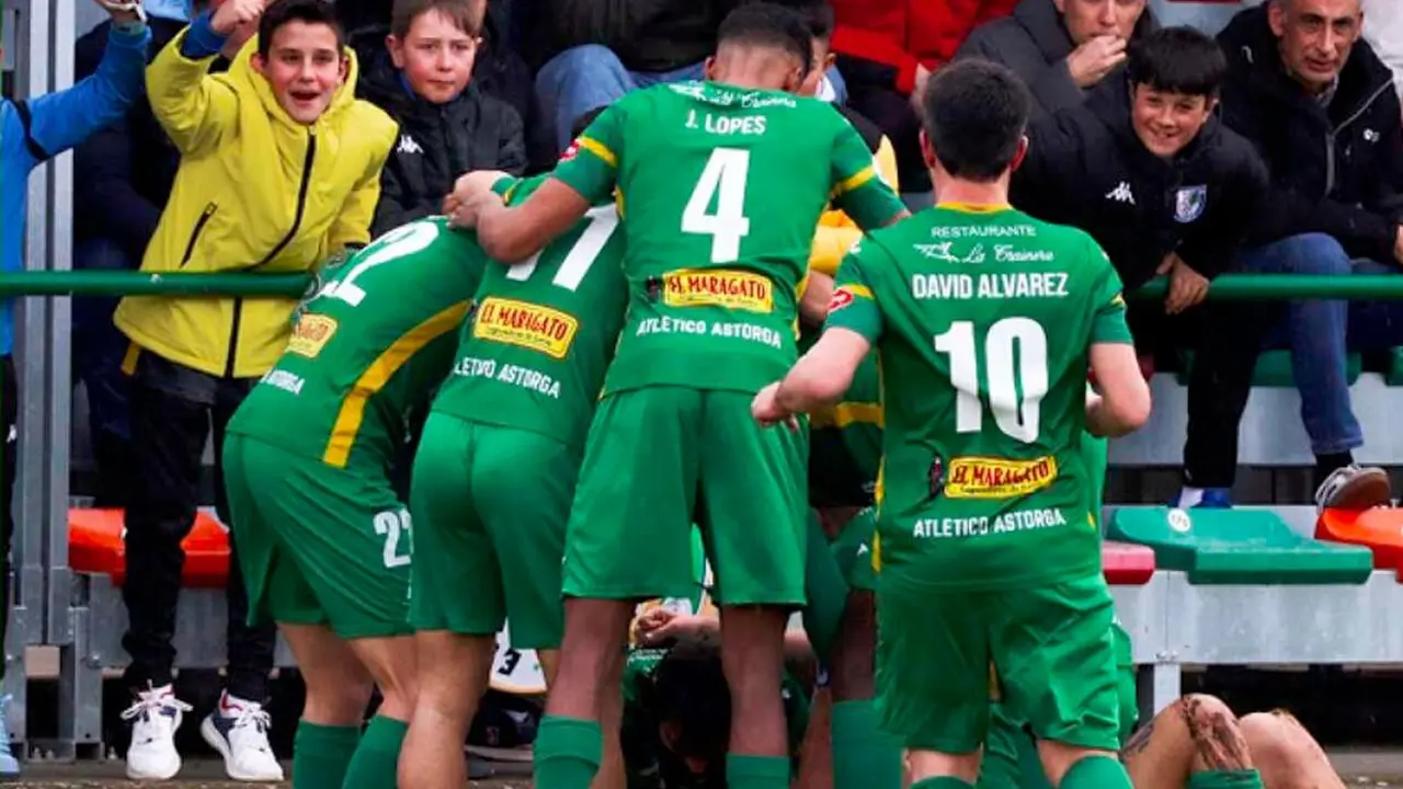Los jugadores del Atl&eacute;tico Astorga celebran uno de sus goles este s&aacute;bado en La Eragudina.