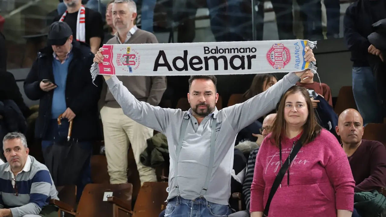 Aficionados del Abanca Ademar, durante un partido en el Palacio.