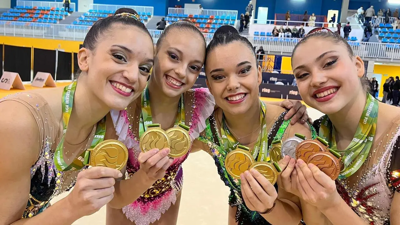 Las gimnastas leonesa del Club Ritmo muestras orgullosas sus medallas.