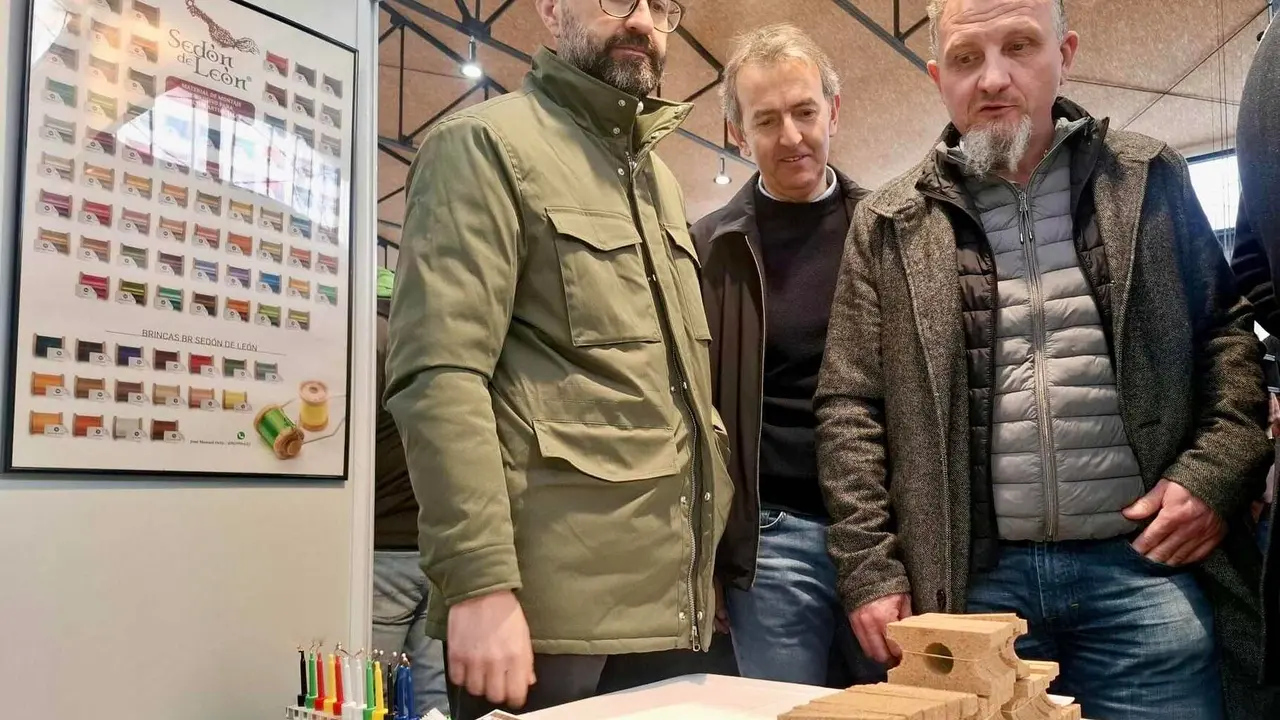 La localidad leonesa de La Vecilla se convierte este fin de semana en un destino destacado para quienes disfrutan de la pesca deportiva y la naturaleza. El municipio acoge la 28&ordf; edici&oacute;n de la Muestra de Gallos de Pluma y Mosca Artificial, un evento que re&uacute;ne a criadores, artesanos y aficionados en torno a una de las tradiciones m&aacute;s singulares de la Monta&ntilde;a leonesa.