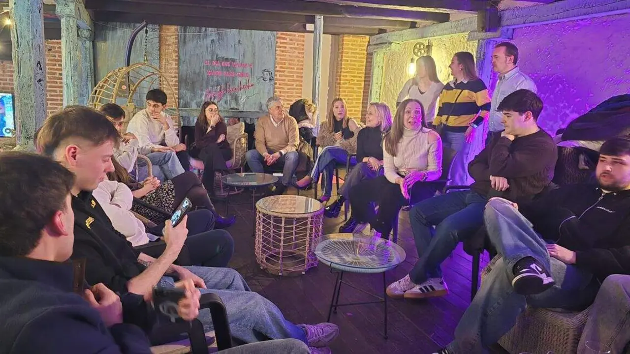 Reuni&oacute;n con j&oacute;venes PP en el SOHO