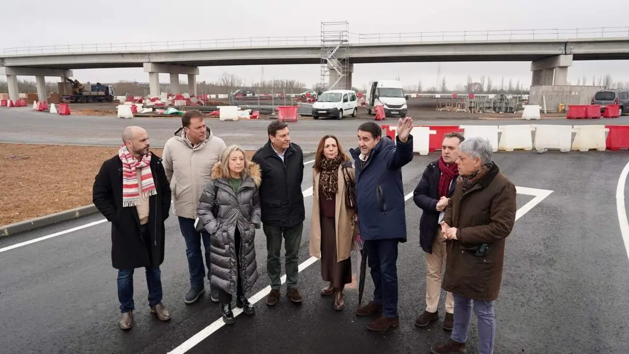 La candidata del PP de Le&oacute;n a las Cortes, Mar&iacute;a Jos&eacute; &Aacute;lvarez Casais, visita el pol&iacute;gono industrial de Villadangos del P&aacute;ramo, junto al consejero de Econom&iacute;a y Hacienda, Carlos Fern&aacute;ndez Carriedo y el presidente provincial del partido, Juan Carlos Su&aacute;rez-Qui&ntilde;ones