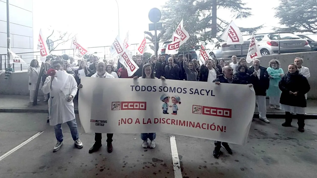 Un instante de la concentraci&oacute;n realizada este lunes ante el Hospital de Le&oacute;n.