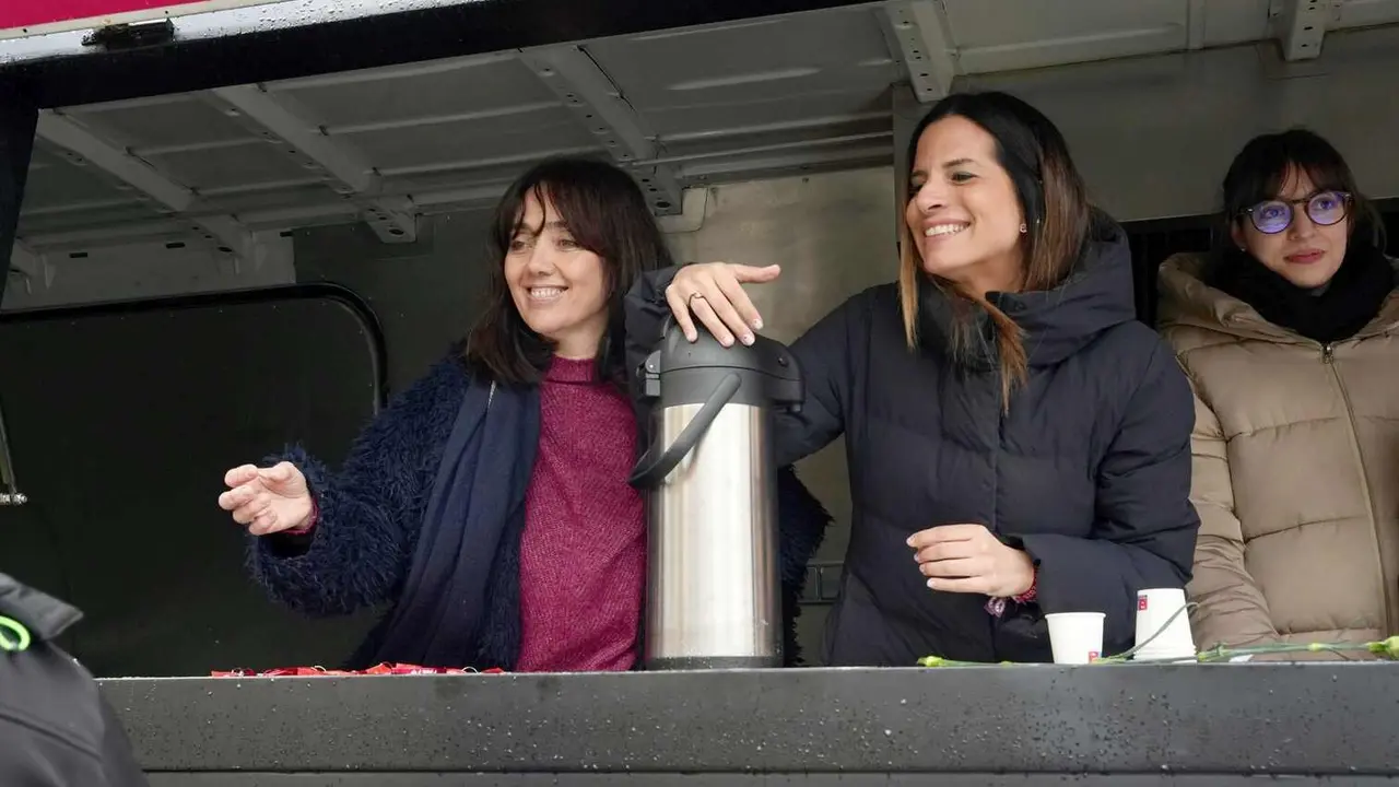 Bego&ntilde;a Berm&uacute;dez y Nuria Rubio, durante la campa&ntilde;a electoral de cara al 15M.
