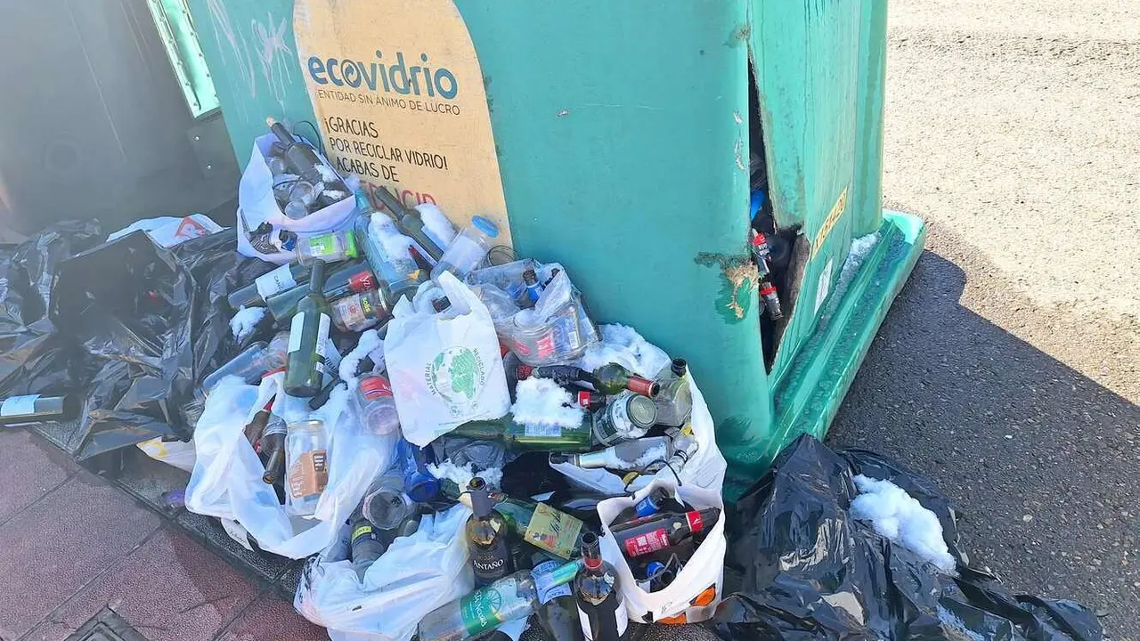 Imagen facilitada por el PP sobre el estado de los contenedores de reciclaje.