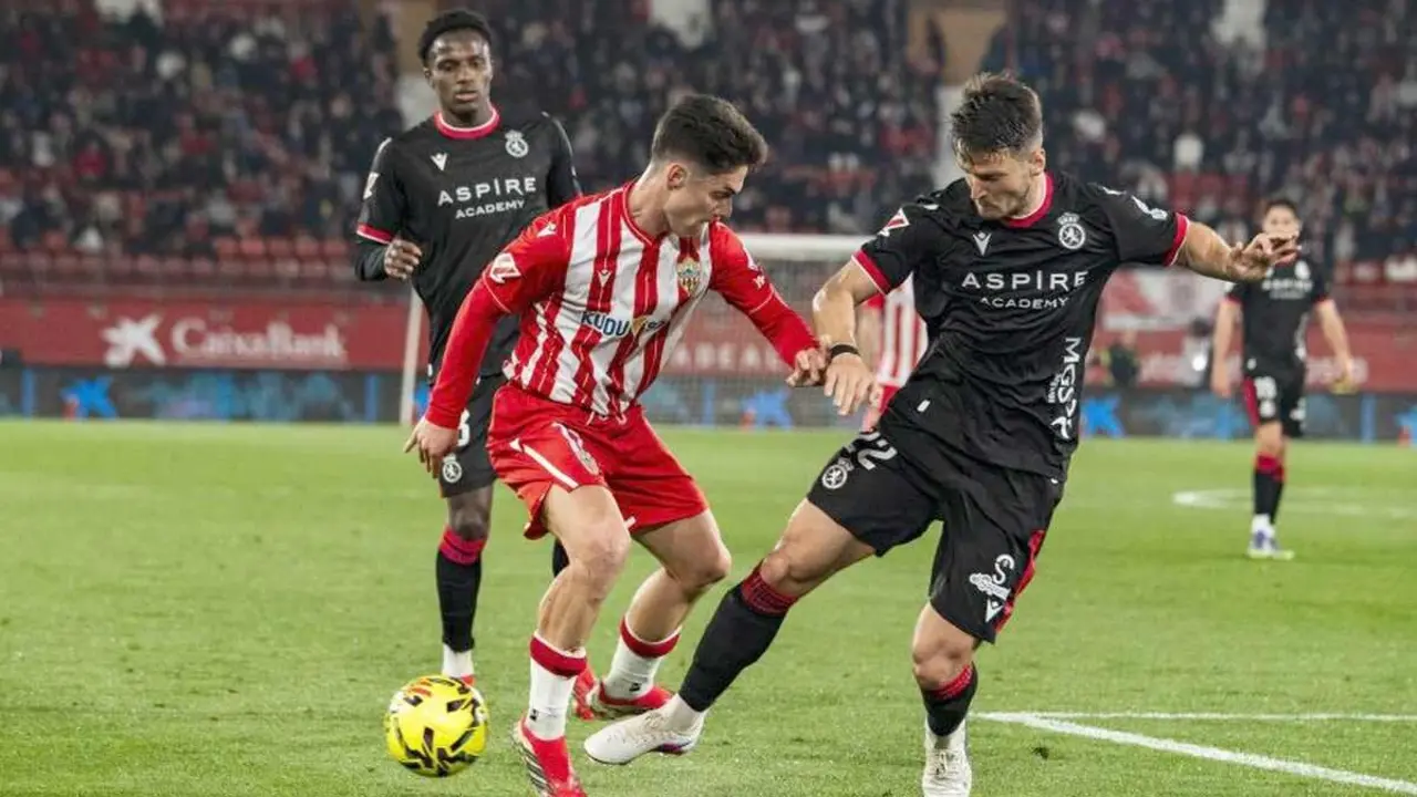 La Cultural vuelve a sufrir, esta vez en Almer&iacute;a, y se mantiene en una desesperada lucha por salir del hoyo. El equipo de De la Barrera, muy diferente en esta ocasi&oacute;n, no encuentra rearme en la primera mitad.