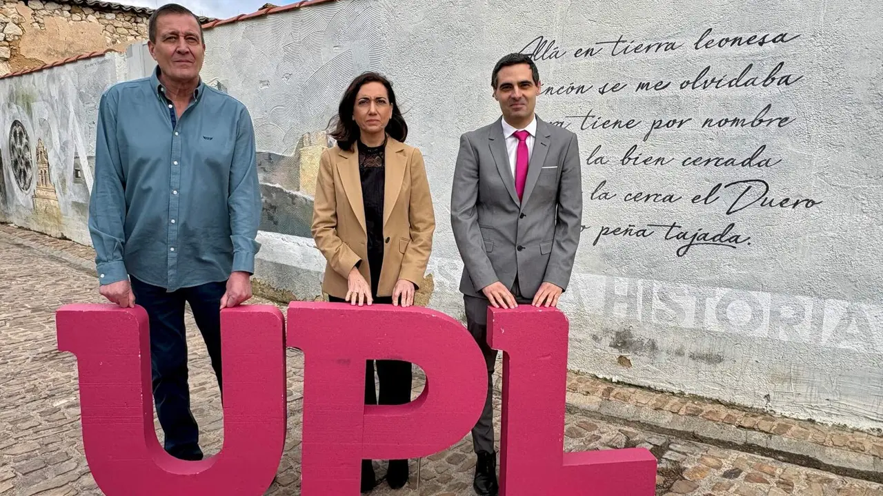 Los candidatos a las Cortes de Uni&oacute;n del Pueblo Leon&eacute;s por Zamora y Salamanca, Alfonso Mart&iacute;nez y Carlos Javier Salgado, junto a Alicia Gallego.