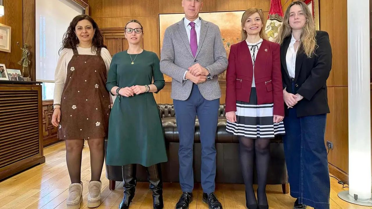 El Ayuntamiento coordina con cofrad&iacute;as los preparativos de la Semana Santa.&nbsp;El alcalde Jos&eacute; Antonio Diez mantiene reuniones con varias penitenciales para ultimar procesiones y actos de una de las celebraciones m&aacute;s emblem&aacute;ticas de Le&oacute;n. En la imagen, en la recepci&oacute;n con Mar&iacute;a del Dulce Nombre.