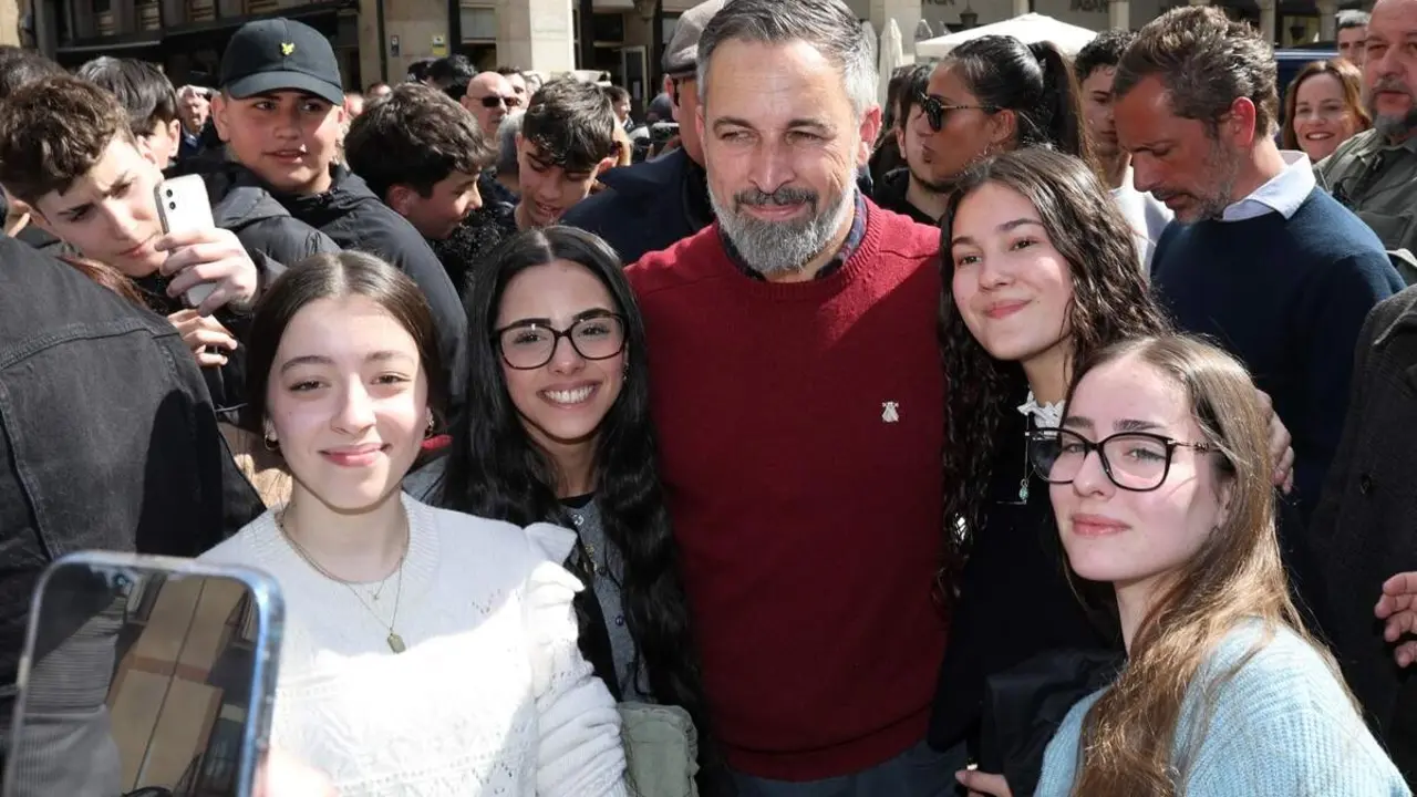 El presidente de Vox, Santiago Abascal, atiende a los medios de comunicaci&oacute;n en la plaza Espa&ntilde;a de Astorga