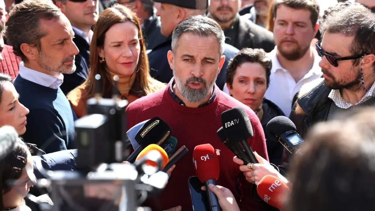 El presidente de Vox, Santiago Abascal, atiende a los medios de comunicaci&oacute;n en la plaza Espa&ntilde;a de Astorga