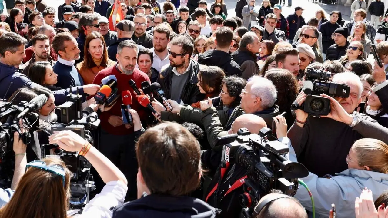 El presidente de Vox, Santiago Abascal, atiende a los medios de comunicaci&oacute;n en la plaza Espa&ntilde;a de Astorga