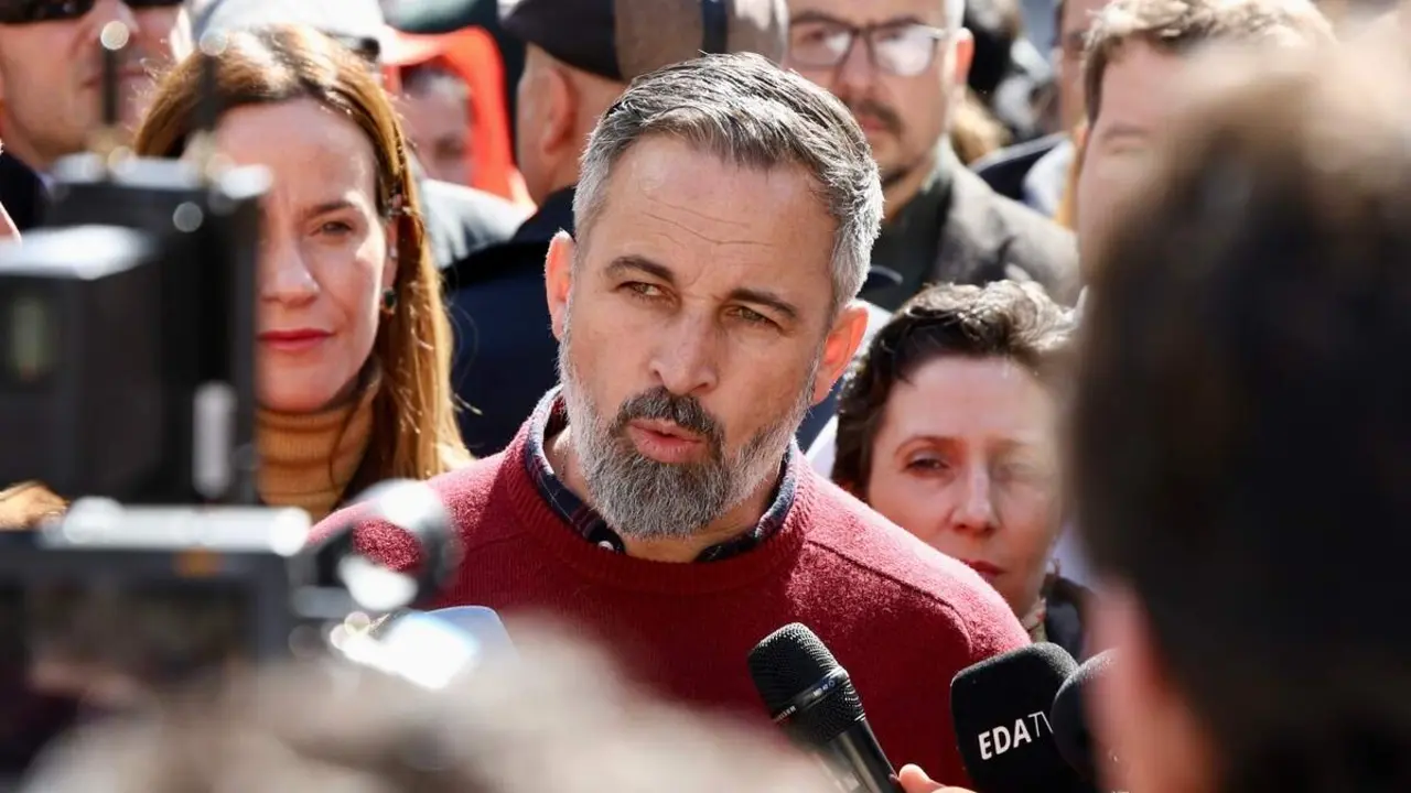 El presidente de Vox, Santiago Abascal, atiende a los medios de comunicaci&oacute;n en la plaza Espa&ntilde;a de Astorga